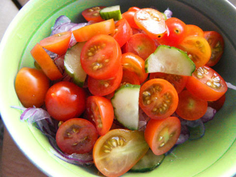 半日陰ベランダの中玉トマトを食べる